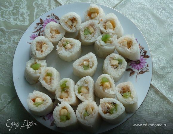 7.Режем острым и мокрым ножом на роллы. Я ещё некоторые роллы, перед тем как нарезать поливаю растопленным шоколадом.