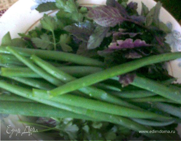 Мелко нарезать зелень.