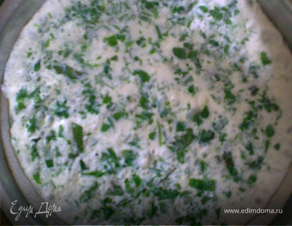 Взбить венчиком молоко, яйца, соль. Всыпать зелень, перемешать и испечь омлет