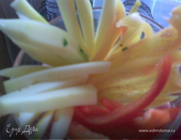 Нарезать перцы и цукини тонкими полосками. (Обязательно равные по толщине).