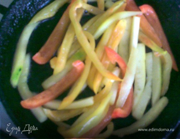 Обжарить овощи до мягкости и легкой золотистости на оливковом масле,посыпав перцем, солью и сахаром.
Сахара необходимо совсем немного, но вкус становится интереснее.