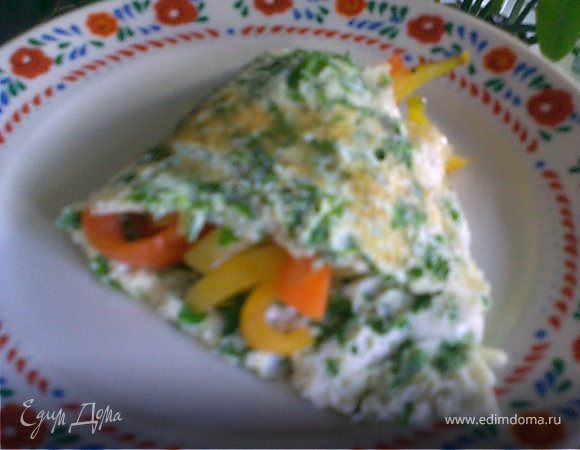 Выложить часть омлета на тарелку. Положить на одну половину овощи, накрыть свободной частью куска.