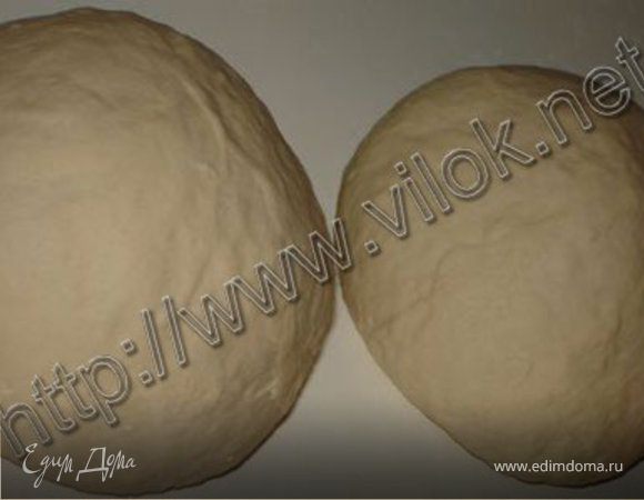 Из муки, воды, растительного масла и уксуса замесить крутое тесто. Скатать его в шарик и дать постоять немного. Маргарин или же масло сливочное необходимо растопить. Затем тесто тоненько раскатать и промазать обильно маслом, после этого скатать на скалочку, затем разрезать вдоль скалочки. Получившийся пласт еще разделить на три части и каждую часть сложить вдвое. Необходимо завернуть в пленочку и поставить в холодильник на один час.