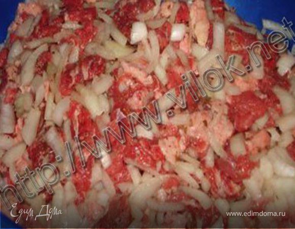 Готовим начинку. Для этого мясо меленько режем на кубики и перекладываем в мисочку, туда же добавляем нарезанный лук, посолить и добавить различные специи.