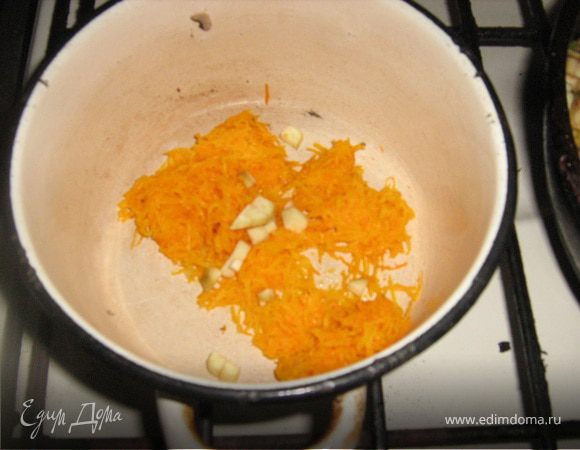 Лук мелко порубить, морковь натереть на мелкой терке, припустить на постном масле.