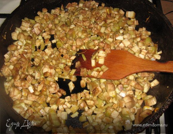 Баклажаны нарезать мелкими кубиками, посолить, оставить на 10 минут , быстро обжарить в постном масле.