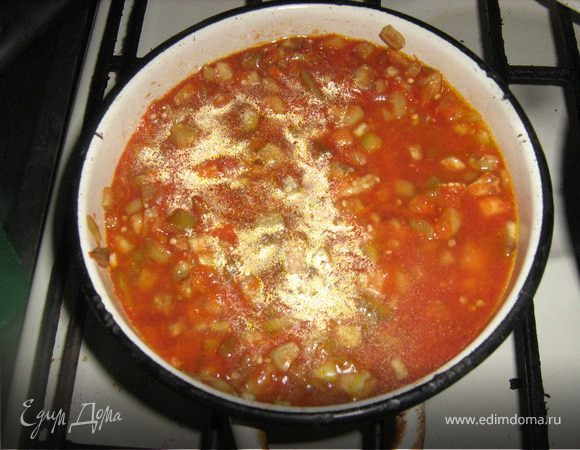 Смешать ингредиенты в кастрюле, добавить томатный сок, специи по вкусу, поставить на маленький огонь и тушить помешивая 15-20 минут, если жидкости мало добавить сок или воду.