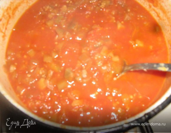 Добавить чеснок и тушить еще 5 минут.
Если вы хотите законсервировать такие баклажанчики,то чеснок  не обязательно добавлять.