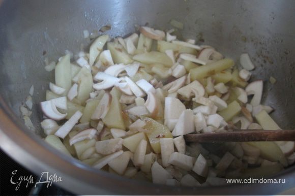 Налить в кастрюльку для супа, оливковое масло, так чтобы оно покрывало дно. Подождать пока масло нагреется, добавить мелко нарезанный лук. Обжарить до слегка золотистого цвета. *В данный момент можно поставить полный чайник воды, скоро пригодится для супа! ;) Добавить порезанные грибы. (Совет: лучше резать вдоль, чтобы сохранить красоту "шляпок"). Перемешать. Обжаривать несколько минут. Добавить мелко нарезанный картофель. Перемешать.