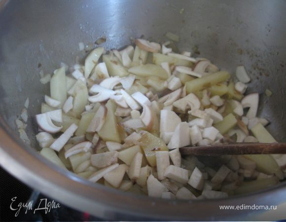 Налить в кастрюльку для супа, оливковое масло, так чтобы оно покрывало дно. Подождать пока масло нагреется, добавить мелко нарезанный лук. Обжарить до слегка золотистого цвета. *В данный момент можно поставить полный чайник воды, скоро пригодится для супа! ;)
Добавить порезанные грибы. (Совет: лучше резать вдоль, чтобы сохранить красоту "шляпок"). Перемешать. Обжаривать несколько минут.
Добавить мелко нарезанный картофель. Перемешать.
