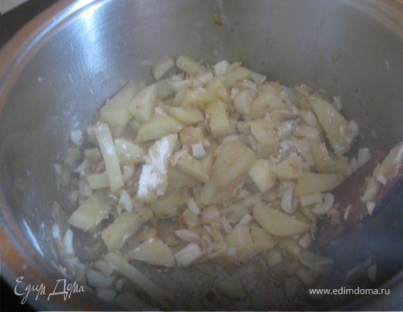 Добавить муку и снова перемешать.
Залить 1,5 литрами горячей воды. Кол-во воды варьируйте, исходя из вашей любви к густому или менее густому супу...
Дать закипеть, убавить и варить на медленном огне с закрытой крышкой до готовности картофеля. Дать настояться 10 минут.
