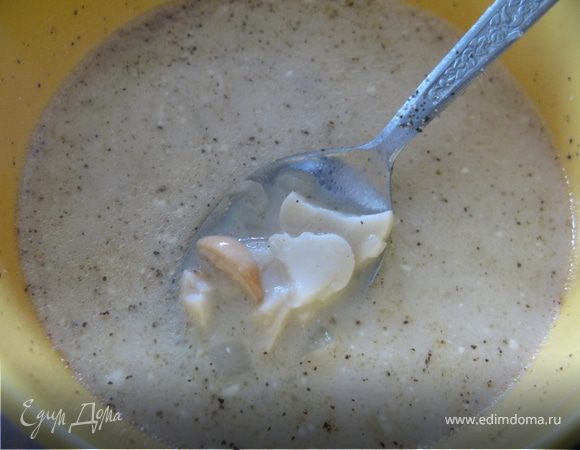 Подавать со сметаной и молотым черным перцем.