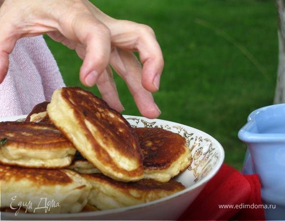 В муку высыпать дрожжи, медленно добавить молоко и перемешать.
Затем добавить 1 яйцо, соль, сахар и все тщательно перемешать.
Консистенция должна получиться чуть гуще сметаны, так, чтобы можно было придать форму оладушкам и они не растекались по сковороде.
Накалить масло на сковороде, можно оливковое или сливочное и приступить к жарке оладьей :)
Следить за тем, чтобы их не "стащили" до завтрака)))..
