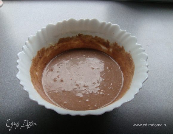 Смешать масло,  сгущенку и какао