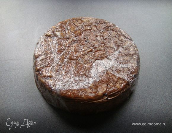 Концами пленки закрыть торт, вынуть его из формы и убрать в морозилку на ночь