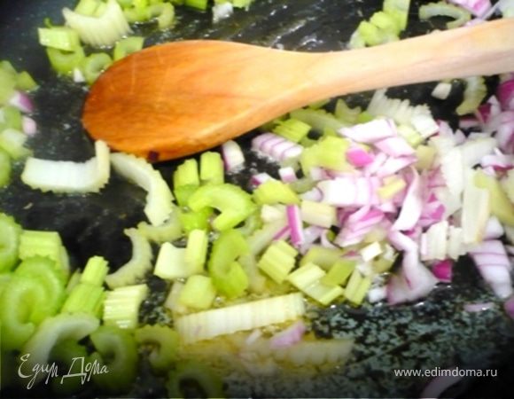 В глубокой сковороде в оливком масле с добавлением 15 гр. сливочного потушить лук, сельдерей и чеснок минут 10 или до прозрачности– Не обжаривать до цвета!  
