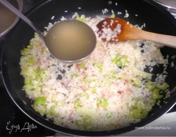 Уменьшить огонь (не делайте огонь слишком слабым) и добавить половник бульона и щепотку соли. Когда бульон впитается, добавить следущий половник и т.д. пока не используете 500 мл. бульона. 
