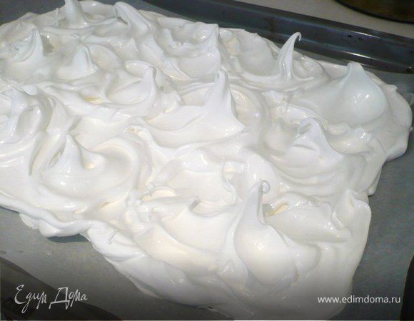 Противень выложить калькой. На уголки кальки, «капнуть» белок и кальку перевернуть. Таким образом она «приклеится» к противню и не будет елозить. На кальку выложить квадратом белки. Обратной стороной ложки сделать симпатичные воронки-безе (см. фото).  Выпекать 1 час в предварительной разогретой до 150 С духовке. 