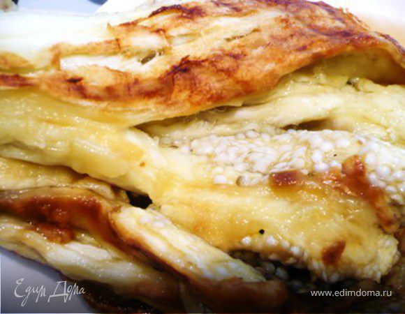 Баклажаны запечь на гриле (без масла), пока кожица не станет черной, а внутри они не станут мягкими. Можете запечь иначе – на огонь положить металлический диск и запекать на нем. Можно и на мангале. Выбирайте, как Вам удобнее. 
Готовым баклажанам  дать немного остыть. Срезать хвостики и хорошенько очистить от кожицы. 