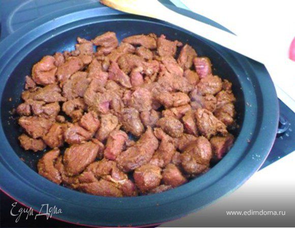 На следующий день в тажине или в кастрюле (желательно касероль) в оливковом масле, на среднем огне потушить мясо 5 минут. 
