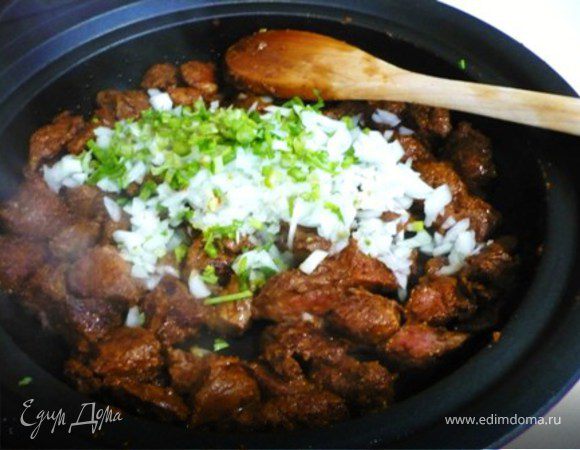 Добавить лук и стебли кинзы и потушить еще 5 минут. 
