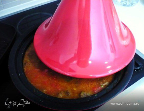 Добавить томаты и половину бульона (400 мл.) Тушить на маленьком огне, под крышкой 1,5 часа. Периодически проверять и помешивать, чтоб не приставало. 
