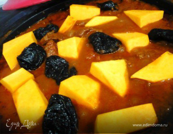 Добавить тыкву, чернослив и остальные 400 мл. бульона. Перемешать, накрыть крышкой и тушить еще 1,5 часа на очень маленьком огне. Опять таки, следите, чтобы не приставало и если жидкость выкипит, добавьте воды. За 5-10 минут до готовности добавить варенный нут. Когда готово, проверить- если соус чресчур жидкий, потушить еще минут 5-10, но уже без крышки. 