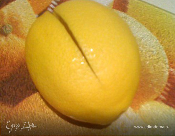 Очень тщательно помыть щеткой лимоны. 
На лимоне сделать продольный надрез, но не до конца (фото 1). 
