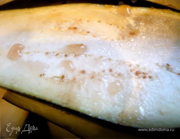 Баклажаны посолить и дать постоять 30 минут. Так из него выйдет горечь, а заодно лишняя влага. 
