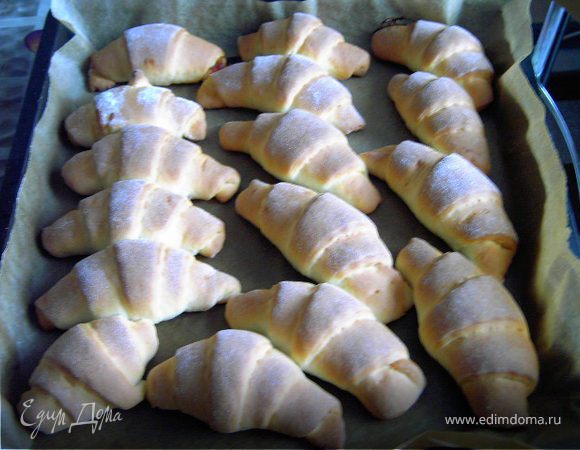 Поставить рогалики в нагретую до 180`C духовку и выпекать20-25мин.Готовые рогалики можно по желанию посыпать сахарной пудрой.