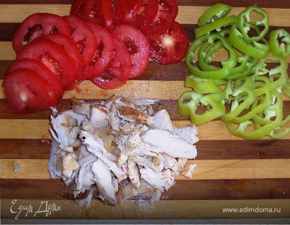 Нарезаем кольцами помидоры,перец.
Филе жарим или варим(кто как больше любит)
у меня жареное,режем не очень мелко.