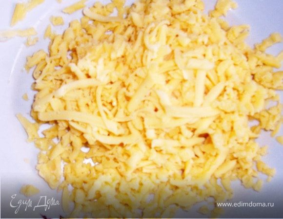 Сыр натираем на крупной терке.
Сыр берите какой любите,главное чтоб твердый.
