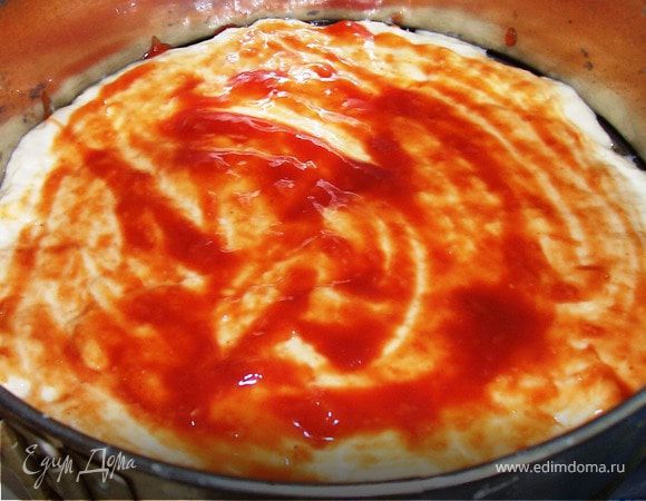 Берем форму,застилаем пергаментом, смазываем маслом и выкладываем тесто.
Будет несильно удобно,советую руку смочить водой,тогда удобно растягивать.
Выкладываем  не толстый слой теста,равномерно распределяем.
Смазываем кетчупом.