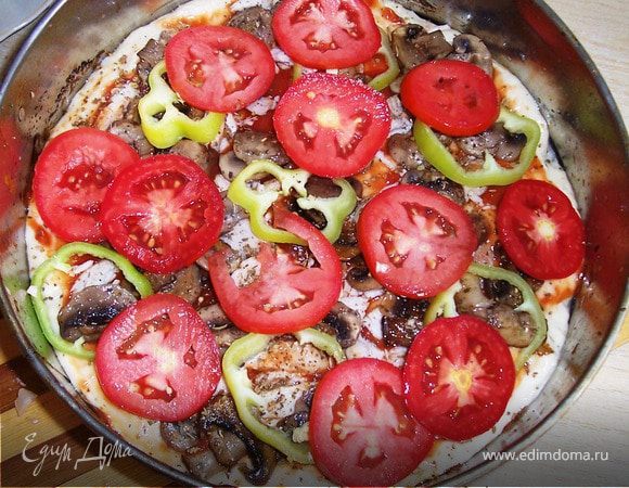 Начинаем выкладывать сначала курицу,затем грибы,посыпаем специями,потом перец и помидоры.