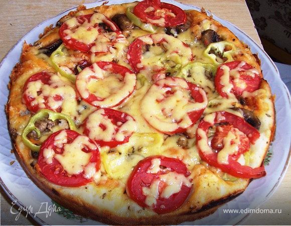 Духовка 200*С выпекаем 15 минут. За несколько минут до готовности пиццы посыпаем ее сыром. 