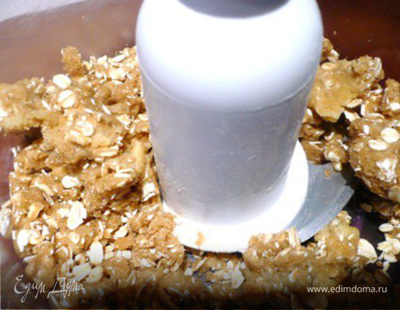 Отдельно в процессоре смешать масло, муку и имбирь. Добавить 50 гр. сахара и овсянные хлопья и опять измельчить, но не более 10 секунд. 
