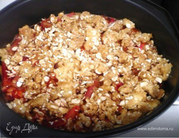 Засыпать смесью ревень. 
Поставить в предварительно нагретую до 180 С духовку на 40 минут. 
Подавать крамбл теплым или комнатной температуры, кто как любит. Хорош крамбл с готовым заварным кремом или сливками. В качестве украшения я добавила карамелизированные апельсины (на фото).
