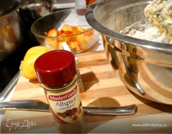 Взбить яйца с сахаром. Добавить щепотку соли, масло, просеянную муку, разрыхлитель, цедру лаймов, 
специю Allspice. Добавить процеженные груши. Сок оставить, он нам еще понадобится.
