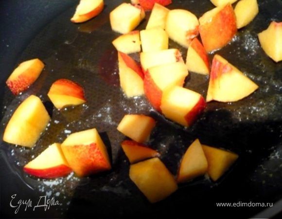 ГРУШИ ДЛЯ УКРАШЕНИЯ: 1 грушу с кожурой или без, если кожура грубая, нарезать кубиками, настоять ее немного в оставшемся соке лаймов, а затем процедить и потомить 1-2 минуты на огне в сливочном масле. Добавить сахар и еще потомить около полминуты. Не передержите - груши не должны разваливаться! 
