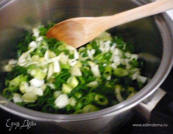 На маленьком огне, под крышкой, в сливочном масле потушить около 10 минут репчатый и зеленый лук.