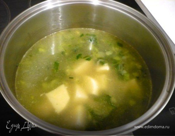 Добавить куриный бульон и картошку. Посолитиь и поперчить. Варить до готовности картошки.