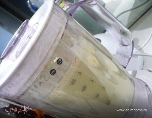 Размять суп в блендере. Добавить сметану и размешать в блендере до однородности.
Проверить на соль.