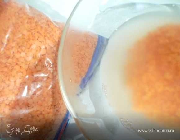 Замочить чечевицу в горячей воде ненадолго. Воду затем слить. 