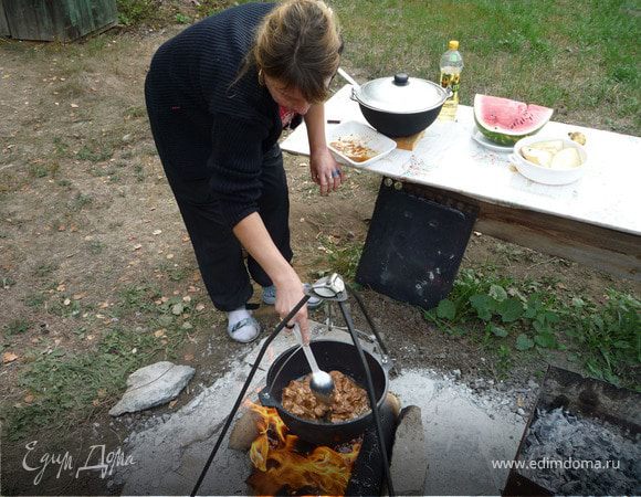 Порезать мясо кусочками см на см и обжарить на масле.