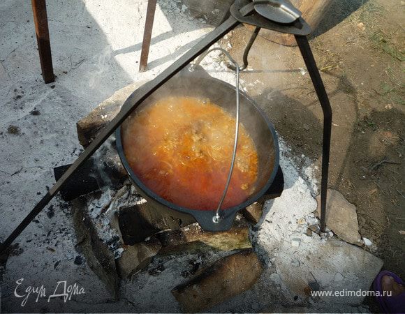 Выложить рис ,выровнять,воткнуть в середину головку чеснока (помытую,но целиком)и долить водички на 1 см над рисом,закрыть крышкой и готовить 20-30 минут,не подкидывая больше дрова(типа на медленном огне).