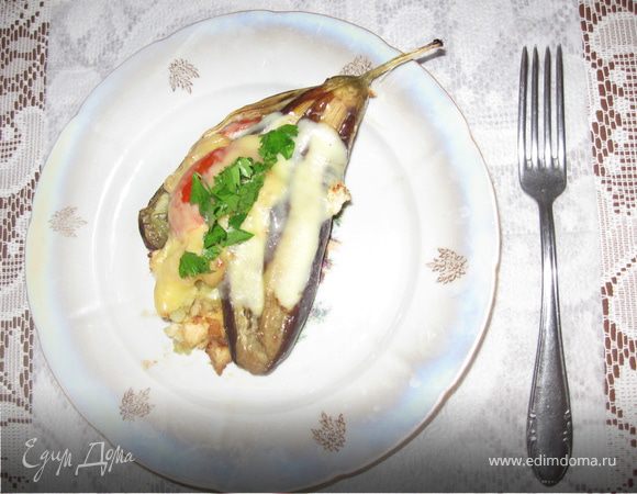 Почистить баклажан полосками, нарезать их вдоль на 3-4 язычка не до конца,примять, чтобы приняли форму веера.Вареную грудку  мелко накрошить,так же мелко накрошить перец и чеснок,помидоры нарезать ломтиками,сыр натереть на терке.