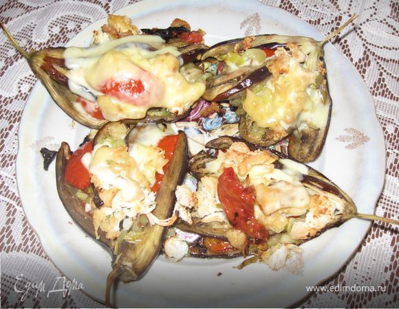 Надрезанные баклажаны слегка обжарить в масле,затем уложить на промасленный противень ,между слоями баклажана положить по ломтику помидора, сверху посыпать накрошенным перцем и чесноком,затем положить грудку и все посыпать тертым сыром.Противень в духовку и  запекать 15-20 мин. 