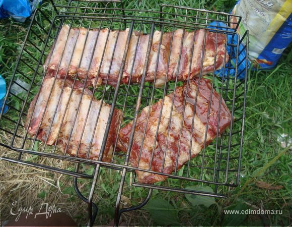 На решетку гриль выложить ребра и снова с обеих сторон кондитерской кисточкой смазать хорошо медом.