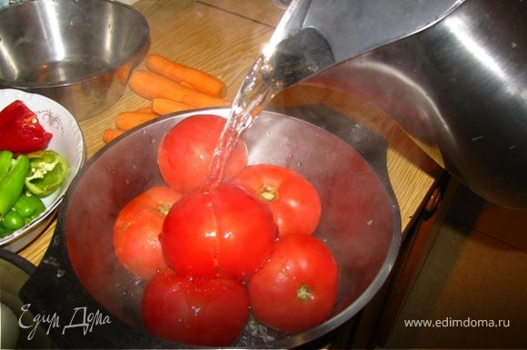 Обливаем помидоры кипятком, чтобы потом снять с них кожицу.