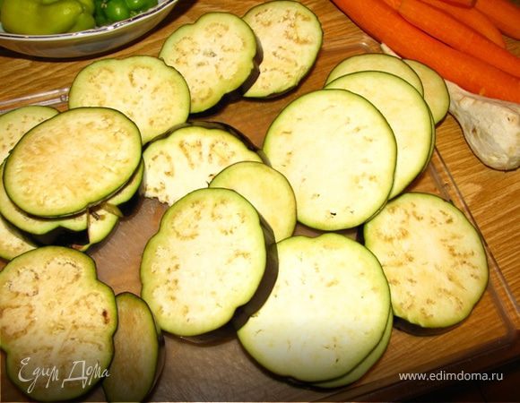 Баклажаны режем кольцами.